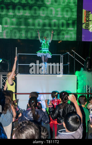 Bloomington, Minnesota. Les enfants s'amusant lors d'une dance party à Nickelodeon Universe dans le Mall of America. Banque D'Images