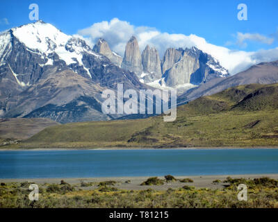 Parc National Torres del Paine, paysage pittoresque sur le lac Pehoe, vers des sommets couverts de neige majestueux prises au trek, Patagonie, Chi Banque D'Images