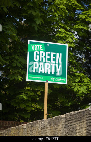 Un "Vote Parti vert' poster avec feuilles Marron vert en arrière-plan. Banque D'Images