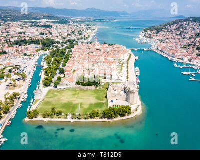 Vue aérienne de la ville touristique d'ancienne Trogir, ville historique sur une petite île et port sur la côte Adriatique dans le comté de Split-Dalmatie, en Croatie. Kamerl Pierre Banque D'Images