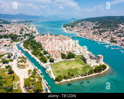 Vue aérienne de la ville touristique d'ancienne Trogir, ville historique sur une petite île et port sur la côte Adriatique dans le comté de Split-Dalmatie, en Croatie. Kamerl Pierre Banque D'Images