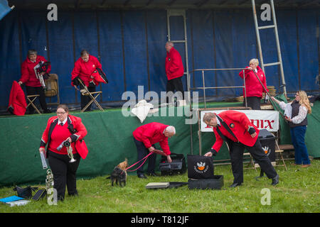 Les membres de la Fanfare de Phoenix en veste rouge pack jusqu'après leur perfomance dans un pays. Banque D'Images