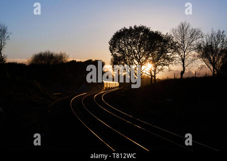 2 First Great Western Railway trains Intercity Express Hitachi ( PEI ) la tête dans le coucher du soleil à Crofton, Wiltshire Banque D'Images