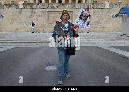 Athènes, Grèce. 9e mai 2019. Une femme pose devant le monument du Soldat inconnu alors qu'elle prend part à l'Immortel Regiment pendant la procession de la fête de la Victoire pour marquer le 74e anniversaire de la victoire sur l'Allemagne nazie et de commémorer le sacrifice de la Russie dans la deuxième guerre mondiale, à Athènes, Grèce. Crédit : Nicolas Koutsokostas/Alamy Stock Photo. Banque D'Images