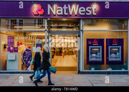 Un immeuble de la Banque Natwest à Oxford (Royaume-Uni), avec deux femmes marchant passé avec des sacs d'emplettes. En décembre 2018. Banque D'Images
