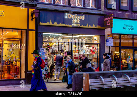 L'Oxford boutique de cadeaux, une boutique de souvenirs d'Oxford, au Royaume-Uni. En décembre 2018. Banque D'Images