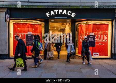 En dehors d'un acheteurs Fat Face Fatface magasin de vêtements avec des affiches annonçant une vente dans les fenêtres. Oxford, UK. En décembre 2018. Banque D'Images