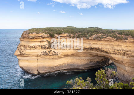 Vue panoramique le long de la Great Ocean Road en Australie dont les douze apôtres pile calcaire formations. Banque D'Images