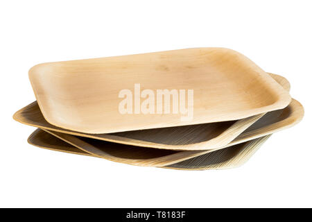 Jetable, compostable, ecologique, respectueux de l'environnement, la feuille de palmier en bois plaques sur fond blanc Banque D'Images