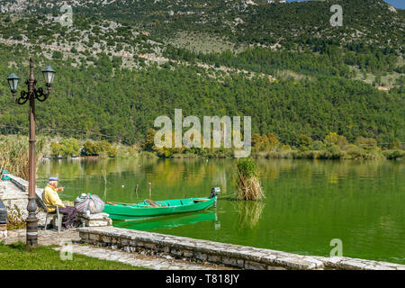 La pêche dans le lac Pamvotida ou Pamvotis, ou lac de Ioannina en Epire, région, la Grèce, l'Europe. Banque D'Images