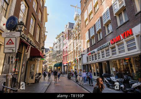 Les gens à rues d'Amsterdam pendant le printemps ! Banque D'Images