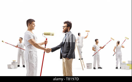 Toute la longueur d'un mur d'hommes peintre serrant la main d'un homme et les gens derrière mur peinture isolé sur fond blanc Banque D'Images