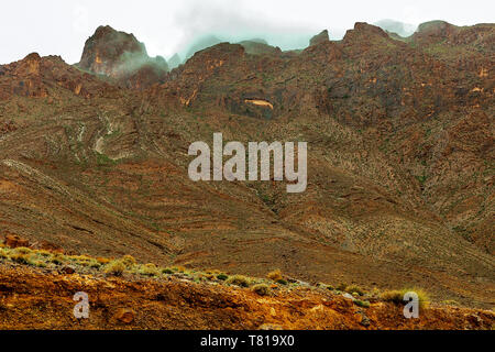 Magnifique paysage de montagne. Vue sur les montagnes de l'Atlas au Maroc. Brouillard sur le pic de haute montagne Banque D'Images