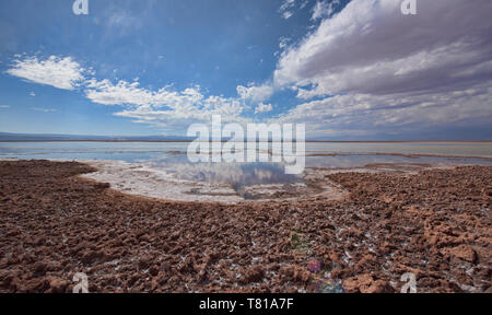 Laguna Tebinquiche réflexions à Cloud, San Pedro de Atacama, Chili Banque D'Images