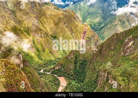 Vue aérienne de Wayna Picchu Sacred Valley sur la montagne paysage et rivière Urubamba ci-dessous, près de Cusco au Pérou. Banque D'Images