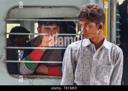 Du Sambhar, Inde - Février 05, 2019 : l'homme est assis dans le train, et regardant à travers la fenêtre. Rajasthan Banque D'Images