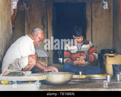Du Sambhar, Inde - Février 03, 2019 : la préparation d'hommes Indiens végétariens samosas avec des ingrédients sur la rue dans le lac Sambhar Village. Rajasthan Banque D'Images