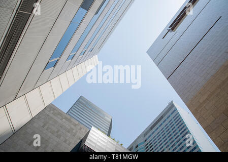 Low angle view of skyscrapers à Séoul Banque D'Images