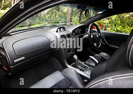 Holden Monaro coupé rouge HSV II 2003 GTO, Vauxhall, Pontiac GTO, Ferrari 308 Coupé. Montrant le tableau de bord et l'avant intérieur avec Bush. Banque D'Images