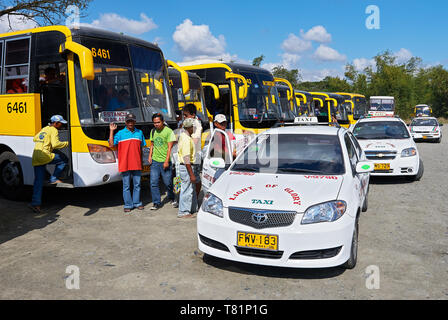 La Ville d'Iloilo, Philippines, Province d'Iloilo - Février 27, 2010 : Les bus et taxis dans une rangée avec les passagers de l'Tagbak Bus Terminal Banque D'Images