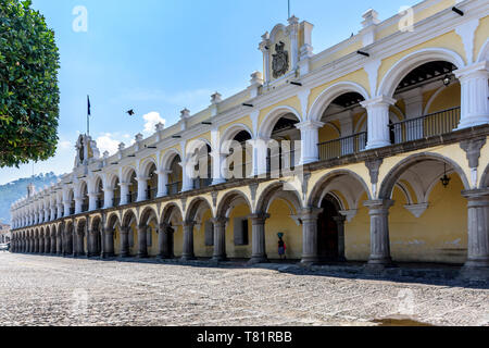 Antigua, Guatemala - 10 Avril 2019 : Le Palacio de los Capitanes Generales par central park en ville coloniale & UNESCO World Heritage Site. Banque D'Images