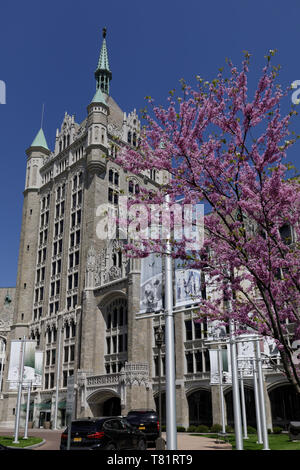 Le bâtiment de l'Administration Système SUNY, alias le vieux D&H Construction de chemins de fer. De style gothique. La tour centrale est de 13 étages de haut. La tour sud est 4 haut Banque D'Images