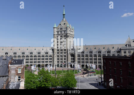 Le bâtiment de l'Administration Système SUNY, alias le vieux D&H Construction de chemins de fer. De style gothique. La tour centrale est de 13 étages de haut. La tour sud est 4 haut Banque D'Images