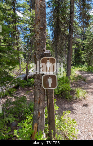 Signes de toilettes en bois pour extérieur sur Post privé Banque D'Images