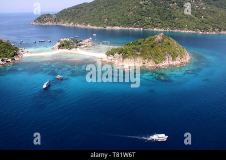 Ko Tao est une île de Thaïlande. Restaurants, discothèques et magasins de plongée en cluster et près de la plage de Mae Haad Sai Ri Beach Banque D'Images