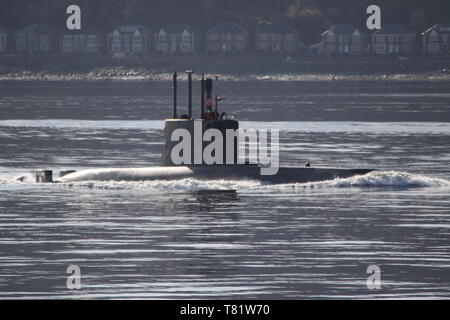 KNM Utsira (S301), un sous-marin de la classe Ula exploités par la Marine royale norvégienne, passant au cours de l'exercice Joint Warrior Gourock 19-1. Banque D'Images
