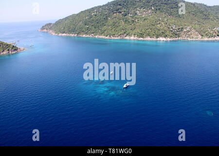 Ko Tao est une île de Thaïlande. Restaurants, discothèques et magasins de plongée en cluster et près de la plage de Mae Haad Sai Ri Beach Banque D'Images