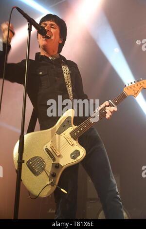 Chanteur, auteur-compositeur et guitariste Johnny Marr est montré sur scène pendant un concert live l'apparence. Banque D'Images