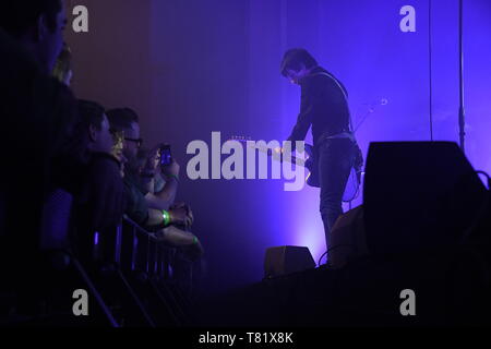 Chanteur, auteur-compositeur et guitariste Johnny Marr est montré sur scène pendant un concert live l'apparence. Banque D'Images