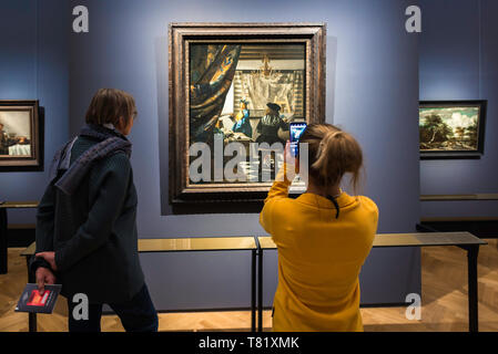 Vermeer art, vue arrière de deux touristes regardant l'art de la peinture par Jan Vermeer à l'intérieur du musée Kunsthistorisches à Vienne, Autriche. Banque D'Images