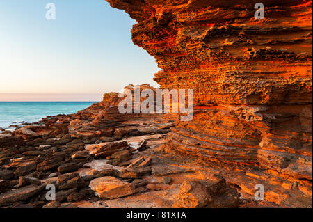 Rochers rougeoyant au lever du soleil à Broome's Roebuck Bay. Banque D'Images