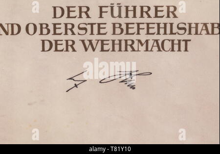 Août 1912 - 1943 (Dieckmann) - une bourse document pour les feuilles de chêne de la Croix de Chevalier de la Croix de fer, publié à 'SS-Sturmbannführer Août Dieckmann' et datée 'FÜHRERHAUPTQUARTIER DEN 16. Avril 1943, avec les eagle en or. La double-page manque d'août Dieckmann a été un chef de bataillon dans l 'Allemagne' Régiment durant l'opération "Barbarossa", le 24 avril 1942 et reçoit la Croix de Chevalier de la Croix de fer pour ses succès. Au cours de la bataille de Kharkov, Dieckmann's battalion détruit plus de 100 chars ennemis dans un court laps de temps et sur 16 Ap, Editorial-Use-seulement Banque D'Images