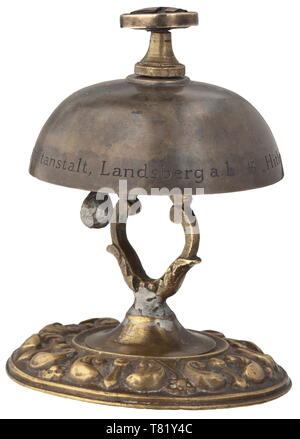 Adolf Hitler - une cellule de la prison de Landsberg bell forteresse sur le Lech. Un engin don fait par ses co-détenus, des pièces de bronze d'âge varié, avec une croix gammée bell push. La cloche est gravé 'Hitlerglocke Strafzelle' aus der n° 7 Festungshaftanstalt Landsberg I.A. ('Hitler Bell' de cellule pénal no. 7 La prison de Landsberg sur la forteresse Lech). Hauteur ca. 9 cm., historique, historique du 20e siècle, années 1930, NS, le National-socialisme, le Nazisme, Troisième Reich, l'Empire allemand, l'Allemagne, l'allemand, Parti national-socialiste, Nazi, période nazie, le fascisme, Editorial-Use-seulement Banque D'Images