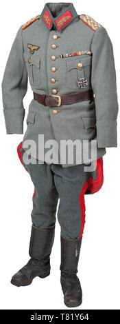 Un ensemble uniforme de généraux de l'armée pour un enfant de quatre service poche tunique, culottes et bottes en cuir noir. Tunique est un champ-vert whip-cordon avec poches plissées et doublure satin vert. Avec Gold Bullion eagle, mini-croix de fer de 1re classe (deux-pièces/apparaît d'argent), sept place mini barre Ruban. Qualité générale et épaulettes collar patches. Le domaine-vert culotte laine laine rouge devant et les jambes. Ceinture en cuir marron complète avec de l'or ouvert boucle griffe de galets. Environ 110 cm de hauteur. Complet avec un mannequin. Bien fait et unique. USA-lot, voir page 4. historique, h, Editorial-Use-seulement Banque D'Images