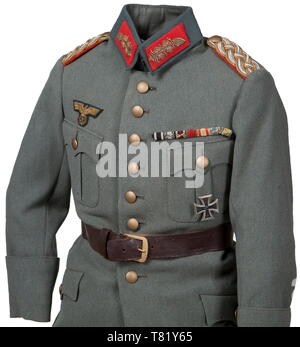 Un ensemble uniforme de généraux de l'armée pour un enfant de quatre service poche tunique, culottes et bottes en cuir noir. Tunique est un champ-vert whip-cordon avec poches plissées et doublure satin vert. Avec Gold Bullion eagle, mini-croix de fer de 1re classe (deux-pièces/apparaît d'argent), sept place mini barre Ruban. Qualité générale et épaulettes collar patches. Le domaine-vert culotte laine laine rouge devant et les jambes. Ceinture en cuir marron complète avec de l'or ouvert boucle griffe de galets. Environ 110 cm de hauteur. Complet avec un mannequin. Bien fait et unique. USA-lot, voir page 4. historique, h, Editorial-Use-seulement Banque D'Images