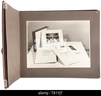 Un album photo d'Adolf Hitler's Lounge- et les visites touristiques transport. Inscrit, album grand format avec couverture en cuir marron, dans lequel sont 54 images en 9 x 14 cm à 17 x 23 cm sur le salon transport de chancelier du Reich A. Hitler (la soi-disant 'Führeraussichtswagen'). Les photos sont prises de vue en intérieur, du livre et de la période) de l'ingénierie véhicule moderne complète (vitrage). Album dimensions 33 x 25 cm. Le chariot (désignation usine Bln 10 282) a été construit par la société Fuchs à Heidelberg et est en possession privée. aujourd'hui, historique, historique, 2 Editorial-Use-seulement Banque D'Images