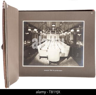 Un album photo d'Adolf Hitler's Lounge- et les visites touristiques transport. Inscrit, album grand format avec couverture en cuir marron, dans lequel sont 54 images en 9 x 14 cm à 17 x 23 cm sur le salon transport de chancelier du Reich A. Hitler (la soi-disant 'Führeraussichtswagen'). Les photos sont prises de vue en intérieur, du livre et de la période) de l'ingénierie véhicule moderne complète (vitrage). Album dimensions 33 x 25 cm. Le chariot (désignation usine Bln 10 282) a été construit par la société Fuchs à Heidelberg et est en possession privée. aujourd'hui, historique, historique, 2 Editorial-Use-seulement Banque D'Images