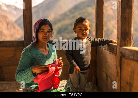 Kullu, Himachal Pradesh, Inde - 01 Avril 2019 : Photo de l'enfant avec sa mère de l'Himalaya Himalaya, dans la vallée de Sainj en Inde Banque D'Images