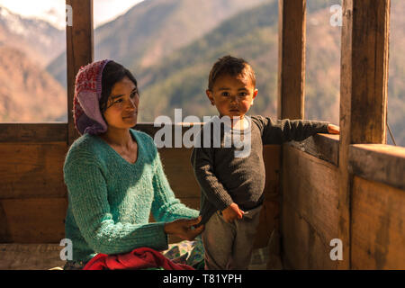 Kullu, Himachal Pradesh, Inde - 01 Avril 2019 : Photo de l'enfant avec sa mère de l'Himalaya Himalaya, dans la vallée de Sainj en Inde Banque D'Images