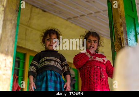 Kullu, Himachal Pradesh, Inde - 01 Avril 2019 : Photo d'enfants dans leur maison dans village himalayen - Banque D'Images