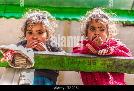 Kullu, Himachal Pradesh, Inde - 01 Avril 2019 : Photo d'enfants dans leur maison dans village himalayen - Banque D'Images