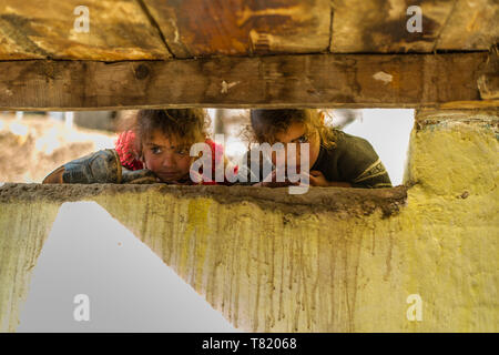 Kullu, Himachal Pradesh, Inde - 01 Avril 2019 : Photo d'enfants dans leur maison dans village himalayen - Banque D'Images