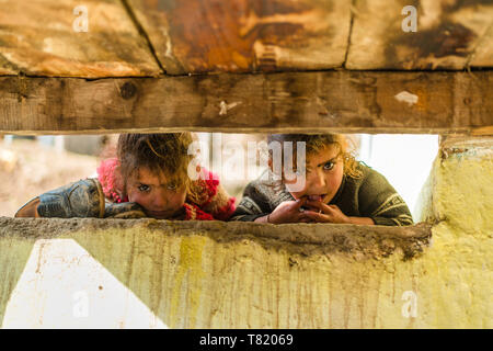 Kullu, Himachal Pradesh, Inde - 01 Avril 2019 : Photo d'enfants dans leur maison dans village himalayen - Banque D'Images