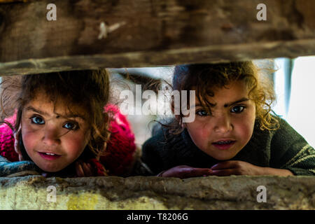 Kullu, Himachal Pradesh, Inde - 01 Avril 2019 : Photo d'enfants dans leur maison dans village himalayen - Banque D'Images