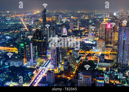 Paysage urbain de Bangkok avec des signaux wifi générique ajoutée et points d'accès dans la ville. Banque D'Images