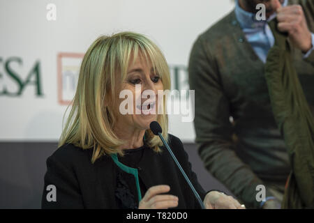 Luciana Littizzetto, invité au cours de la XXXII Foire internationale du livre de Turin du Lingotto Fiere de Turin, en Italie. (Photo de Antonio Polia / Pacific Press) Banque D'Images